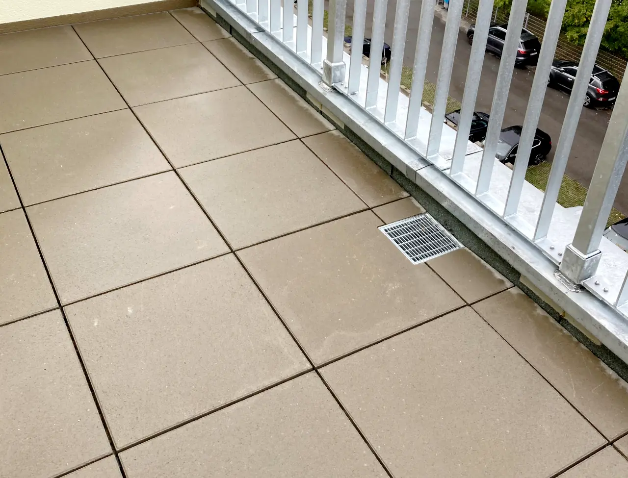 Zu sehen ist eine geflieste Terrasse.