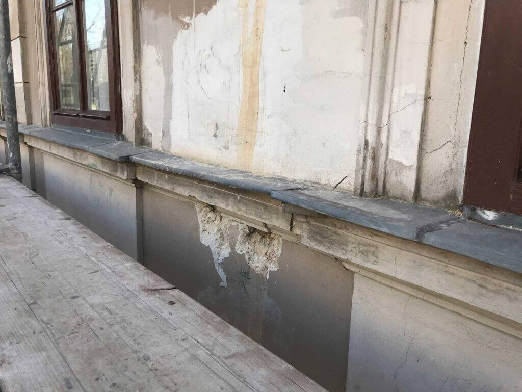 Eingeputzte Gesimsabdeckung ohne ausreichende Dehnungsmöglichkeit
