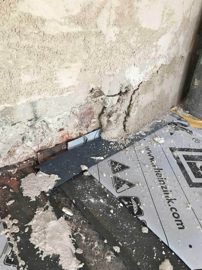Hinterer Anschluss einer Gesimsabdeckung an das Mauerwerk mit eingeputztem Blech, Aufkantung und dehnungsgerechter Befestigung